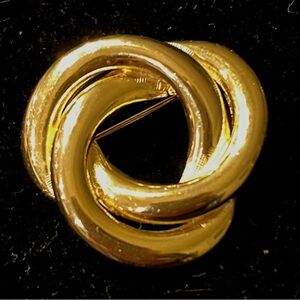 Lustrous Gold Knot Brooch